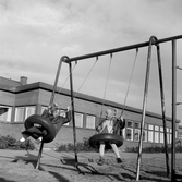 Gungande barn vid daghemmet Sidensvansen, oktober 1967