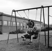 Flera gungande barn i samma gunga vid daghemmet Sidensvansen, oktober 1967