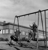 Barn gungar vid daghemmet Sidensvansen, oktober 1967