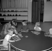 Småbarn lägger pussel på daghemmet Sidensvansen, oktober 1967