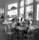 Barn med sagoböcker på daghemmet Sidensvansen, oktober 1967