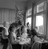 Dagisfröken serverar lunch på daghemmet Sidensvansen, oktober 1967