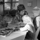 Småbarnen tittar i tidningar på daghemmet Sidensvansen, oktober 1967