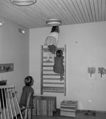 Barn klättrar på ribbstol på daghemmet Sidensvansen, oktober 1967