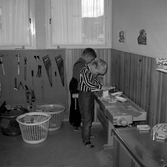 Pojkar snickrar på daghemmet Sidensvansen, oktober 1987
