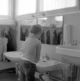 Pojke tvättar händerna på daghemmet Sidensvansen, oktober 1967