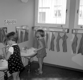 Flickor borstar tänderna på daghemmet Sidensvansen, oktober 1967