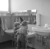 Barn i badrummet på daghemmet Sidensvansen, oktober 1967