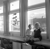 Barn sitter i fönstret på daghemmet Sidensvansen, oktober 1967