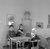 Barn leker med telefoner på daghemmet Sidensvansen, oktober 1967