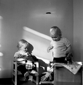 Barn leker med dockor på daghemmet Sidensvansen, oktober 1967