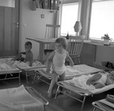 Småbarn i sängar på daghemmet Sidensvansen, oktober 1967
