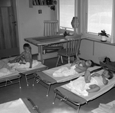 Barn ska vila i sängar på daghemmet Sidensvansen, oktober 1967