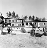 Barn åker pulka vid daghemmtet i Vivalla, oktober 1967
