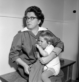 I väntan på hälsoundersökning på daghemmet på Vasagatan, oktober 1967