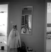 Flicka leker framför spegel på daghemmet på Vasagatan, oktober 1967