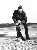 Isupptagning på Roxen. Olle Gustafsson sågar is vid Nybrobaden på Roxen i februari 1953.