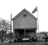 Den 4 november år 1953 flyttas Handelsboden till Gamla Linköping från Storgatan