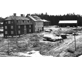 Vy över Gamla Linköping hösten 1957. Jungfru Lovisas gård och Spegelmakaregården. Båda husen är flyttade från Ågatan i Linköping