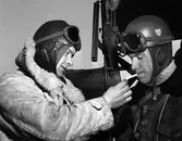 2352 Blom tänder 1449 Petterssons cigarett vid hemkomsten till kasern på Lv2 efter att ha varit i Norrland på övning.