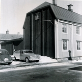 Bilar på uppfarten till en större träbyggnad på Norra Långgatan 55. Manne Hofrén bodde själv i detta hus.