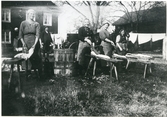 Björksta sn, Tomta. 
Kvinnor tvättar på gården, c:a 1920.