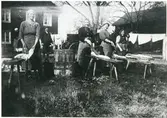 Björksta sn, Tomta. 
Kvinnor tvättar på gården, c:a 1920.