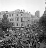 Många besökare på marknadsafton, 1970-tal
