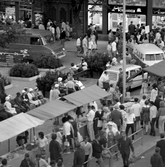 Marknadsstånd vid Stortorget på marknadsafton, 1970-tal