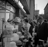 Hattförsäljning på marknadsafton, 1967