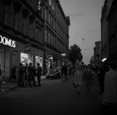 Marknadsbesökare utanför Domus på marknadsafton, 1970-tal