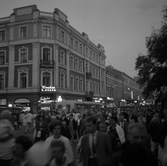 Drottninggatan full av besökare på marknadsafton, 1970-tal