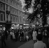 Marknadsbesökare på marknadsafton, 1970-tal