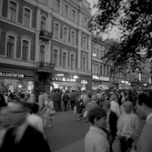Vimmel på Drottninggatan på marknadsafton, 1970-tal