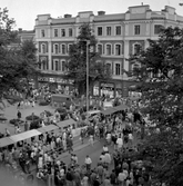 Marknadsstånd på marknadsafton sett från fönster, 1970-tal