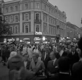 Besökare på marknadsafton, 1970-tal