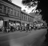 Marknadsbesökare på Engelbrekstagatans affärer på marknadsafton, 1970-tal