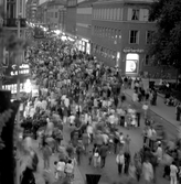 Stor rörelse på Drottninggatan på marknadsafton, 1970-tal