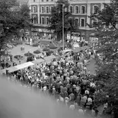 Vimmel på marknadsafton sett från fönster, 1970-tal