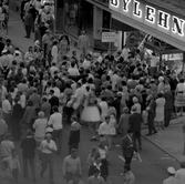 En stor folkmassa utanför Bylehns på marknadsafton, 1970-tal