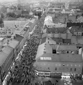Drottninggatan full med folk på marknadsafton, 1970-tal