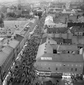 Drottninggatan full med folk på marknadsafton, 1970-tal