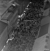 Trängsel på Drottninggatan på marknadsafton, 1970-tal