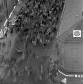 Besökarna rör sig snabbt längst Drottninggatan på marknadsafton, 1970-tal