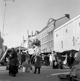 Ballongförsäljare framför marknadsstånd på Hindersmässan, 1960-tal