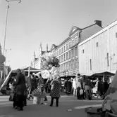 Ballongförsäljare framför marknadsstånd på Hindersmässan, 1960-tal