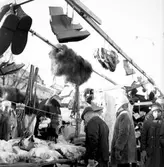 Marknadsstånd med läderskor, tofflor och vantar på Hindersmässan, 1960-tal