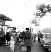 Ballonger och vindsnurror säljes på Hindersmässan, 1960-tal