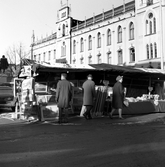 Marknadsbesökare vid tavelförsäljningen på Hindersmässan, 1960-tal