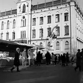 Marknadsgodis och ballonger såldes vid Hindersmässan framför Rådhuset, 1960-tal